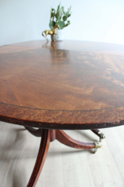 Vintage tafel met op messing klauwpoten met wieltjes eronder. Houten eettafel