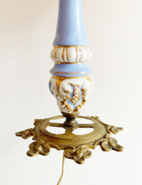 Vintage lampje op blauwe aardewerk voet. Kitsch tafellamp met plissé kap