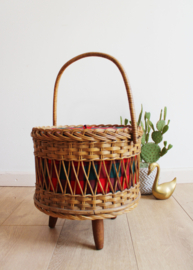 Rotan vintage naaimand op houten pootjes. Retro mand /doos/ kistje