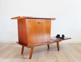 Houten vintage audiomeubel. Mid Century retro design kast / side table