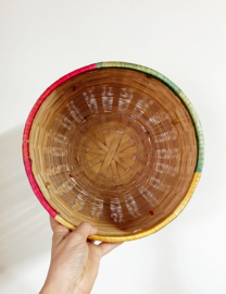 Boho rotan mandje met gekleurde details. Rieten vintage mand
