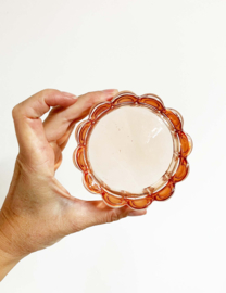Vintage roze glazen schaaltje. Pasteloranje / rozig kommetje met golvende rand