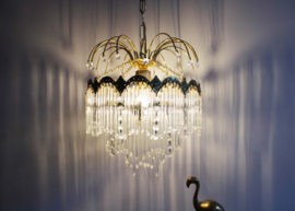 Goudkleurige vintage kroonluchter met lange pegels. Hollywood Regency hanglamp