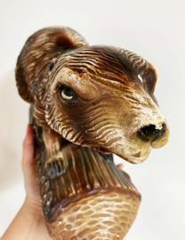 Groot gipsen vintage beeld van een bever. Vintage dieren beeld - Canada