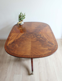 Vintage tafel met op messing klauwpoten met wieltjes eronder. Houten eettafel