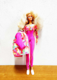 Vintage Barbiepop met roze outfit. Retro speelgoed pop, jaren 90.