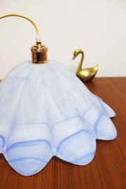 Wit vintage hanglamp van blauw/wit glas. Glazen retro lamp