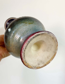 Stenen vintage karaf. Aardewerk retro vaas met handvat