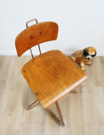 Vintage atelier / werkplaats stoel. Industriële retro tekenstoel.