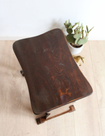 Houten vintage krantenbak met tafeltje.  Antieke (?) lectuurbak / magazine holder