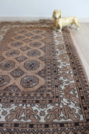 Bruin handgemaakt kleedje. Vintage Oosters tapijt.