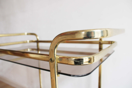 Gouden vintage trolley / bijzettafel met rookglazen bladen. Vintage sidetable