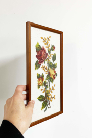 Vintage borduurwerk met rozen in lijst. Retro bloemen 'schilderijtje