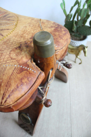 Vintage kamelenzadel kruk met lederen kussen. Houten Boho voetenbankje