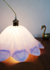 Wit vintage hanglamp van blauw/wit glas. Glazen retro lamp