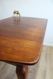 Vintage eettafel met uitschuifbaar blad. Sierlijke houten retro tafel.