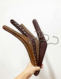 4 bruine vintage kledinghangers met skai leer. Set retro kleerhangers o.a. met studs