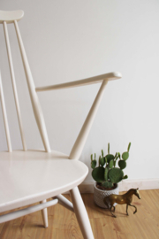Witte vintage spijlenstoel - Ercol -Goldsmith. Houten retro design stoel.
