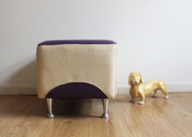 Paarse space age design poef. Retro ottoman op pootjes