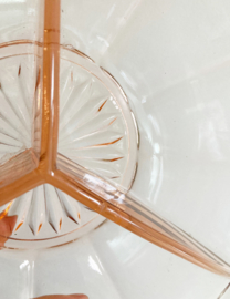 Glazen vintage schaal met vakverdeling,  rosé. Art Deco bord van roze glas.