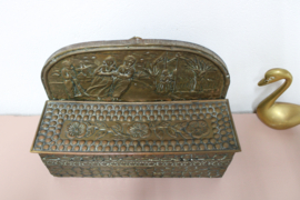 Antiek koperen bakje met Hollands tafereel. Handgemaakt vintage kaarsendoos met deksel