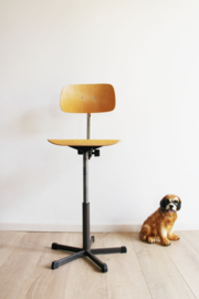 Industriële retro tekenstoel. Vintage atelier / werkplaats stoel