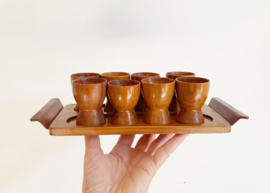 8 houten vintage eierdopjes op plateau. Retro eierdoppen