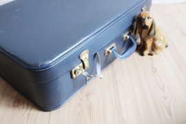 Blauwe vintage koffer.  Oud retro valies met stevige buitenkant.