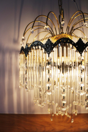 Goudkleurige vintage kroonluchter met lange pegels. Hollywood Regency hanglamp