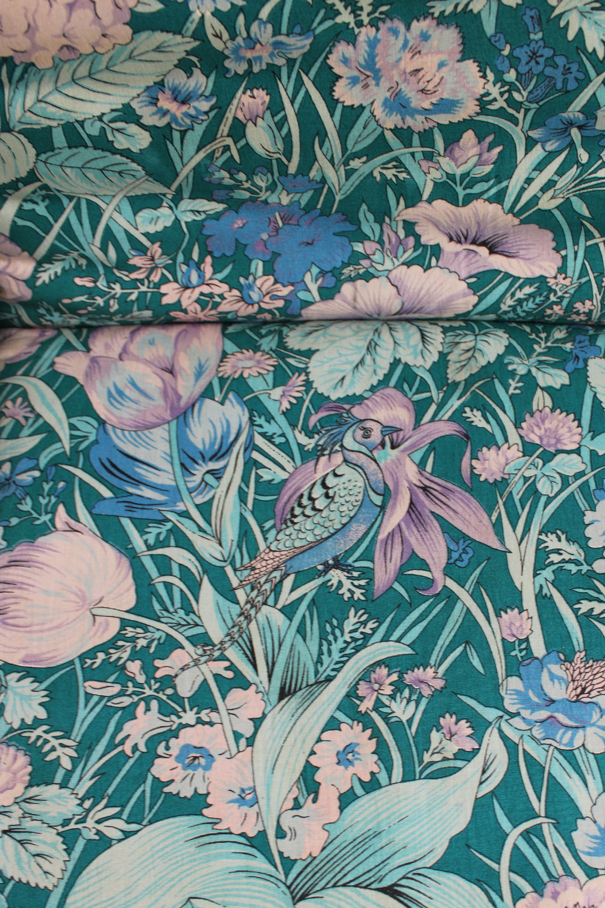 Set van 4 vintage tuinstoelkussens. Vier retro kussens met bloemen en vogels