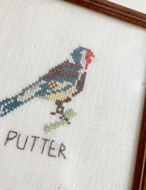 Set vintage borduurwerkjes met vogels. Geborduurde 'schilderijtjes', putter en roodborst