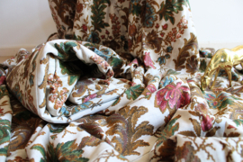 Set lange vintage overgordijnen. Twee retro gordijnen met bloemen