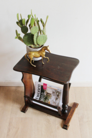 Houten vintage krantenbak met tafeltje.  Antieke (?) lectuurbak / magazine holder