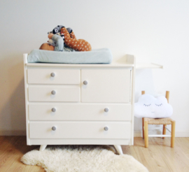 Witte vintage commode uit de jaren 60. Houten retro kast met zwart/witte knoppen.