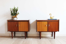 Set vintage nachtkastjes op slanke pootjes. Houten retro Mid Century kastjes
