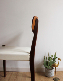 Houten vintage stoeltje. Mid Century retro slaapkamer stoel