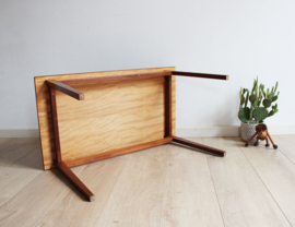 Houten vintage bijzettafel. Mid Century retro design tafeltje.