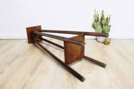 Hoog houten vintage tafeltje. Antieke Art Deco stijl plantentafel.
