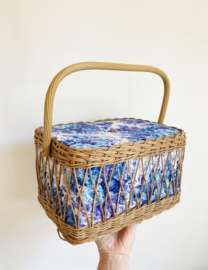Rotan vintage naaimand met bloemetjes stof. Retro mand /doos/ kistje.