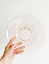 Roze glazen vintage schaal. Groot diep bord van glas, chipje