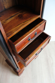 Hoge antieke boekenkast. Houten vintage kast - empire stijl