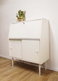 Witte vintage kast met opklapbaar blad. Houten retro secretaire/dressoir