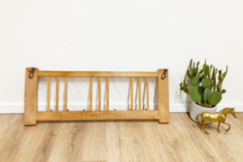 Vintage wandkapstok met zwarte haken. Houten retro kapstok