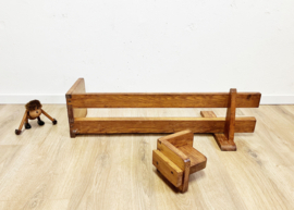 Brutalist wandplank met boekensteun. Houten vintage boekenplank