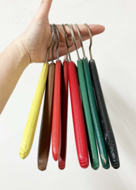 8 vintage kledinghangers van skai leer. Set retro kleerhangers