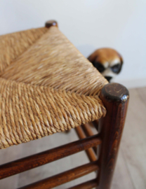 Houten vintage krukje met biezen zitting. Retro / boho bankje