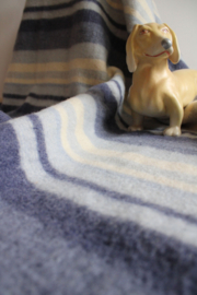 Blauwe wollen vintage deken. Retro sprei met strepen
