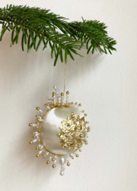 Kitscherige vintage kerstbal met kraaltjes. Retro kerstversiering.