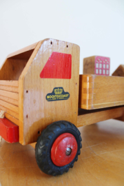 Houten vintage kiepwagen met blokken. Retro vrachtwagen / blokkendoos