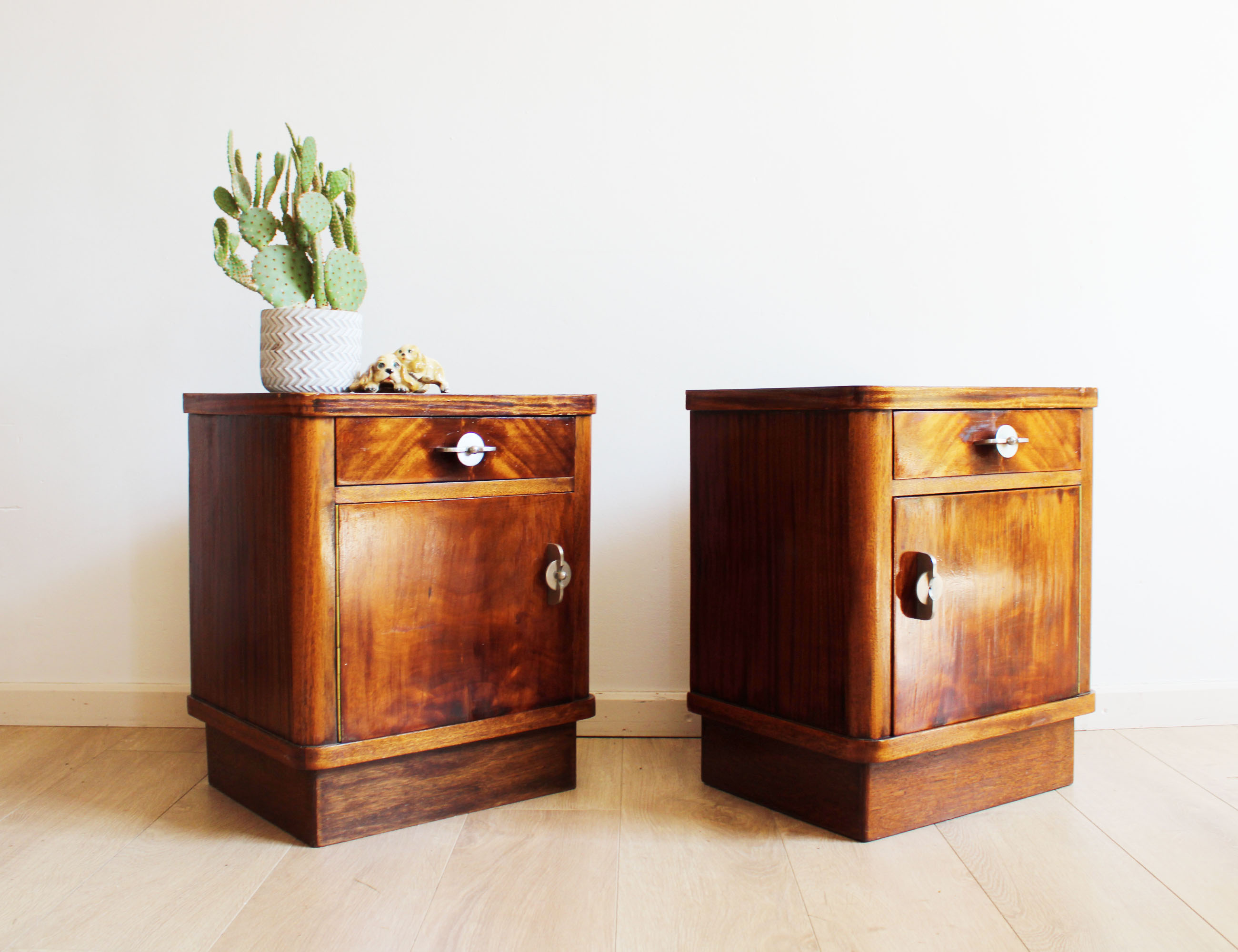 Set houten vintage nachtkastjes. Twee Art Deco stijl retro kastjes
